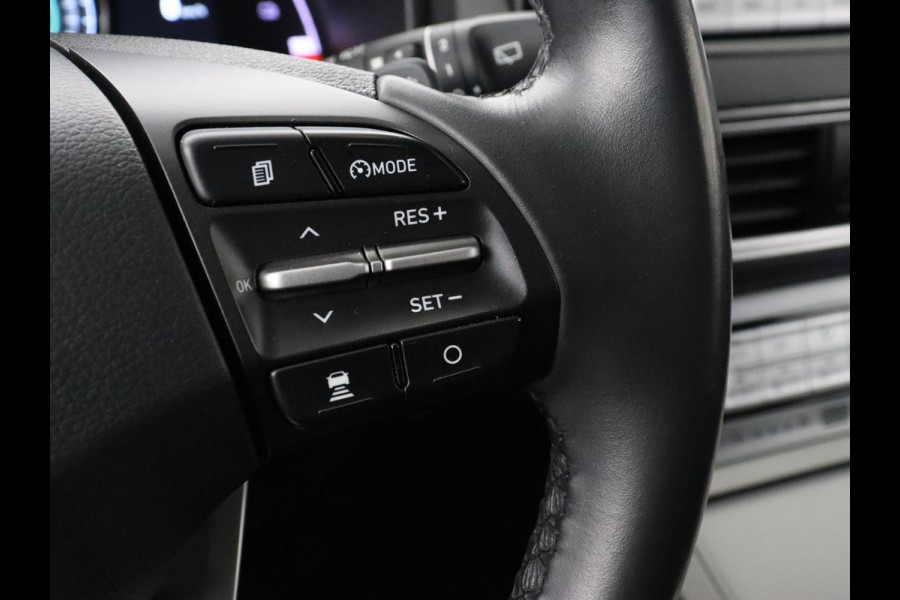Hyundai Kona EV Comfort 64 kWh | 3-Fase | SOH 98% | Trekhaak | Adaptive cruise | Warmtepomp | Camera | Carplay | Keyless | Navigatie | Climate control