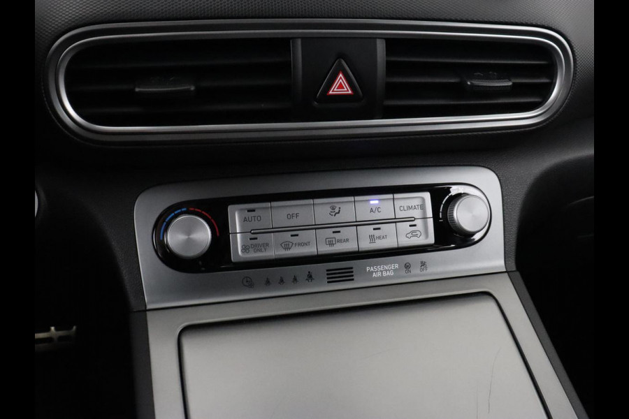 Hyundai Kona EV Comfort 64 kWh | 3-Fase | SOH 98% | Trekhaak | Adaptive cruise | Warmtepomp | Camera | Carplay | Keyless | Navigatie | Climate control