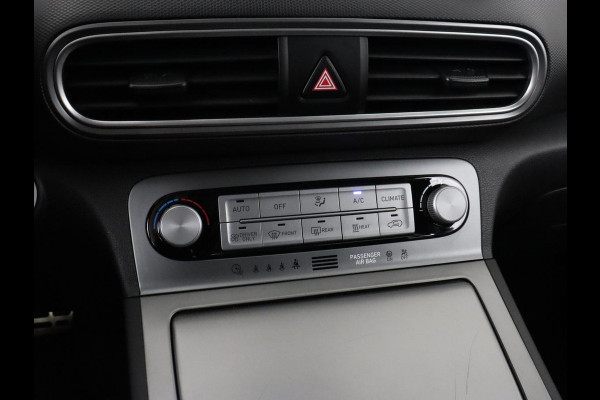 Hyundai Kona EV Comfort 64 kWh | 3-Fase | SOH 98% | Trekhaak | Adaptive cruise | Warmtepomp | Camera | Carplay | Keyless | Navigatie | Climate control