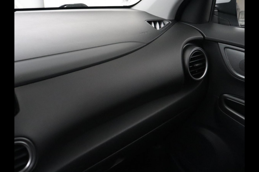 Hyundai Kona EV Comfort 64 kWh | 3-Fase | SOH 98% | Trekhaak | Adaptive cruise | Warmtepomp | Camera | Carplay | Keyless | Navigatie | Climate control