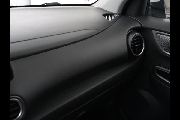 Hyundai Kona EV Comfort 64 kWh | 3-Fase | SOH 98% | Trekhaak | Adaptive cruise | Warmtepomp | Camera | Carplay | Keyless | Navigatie | Climate control