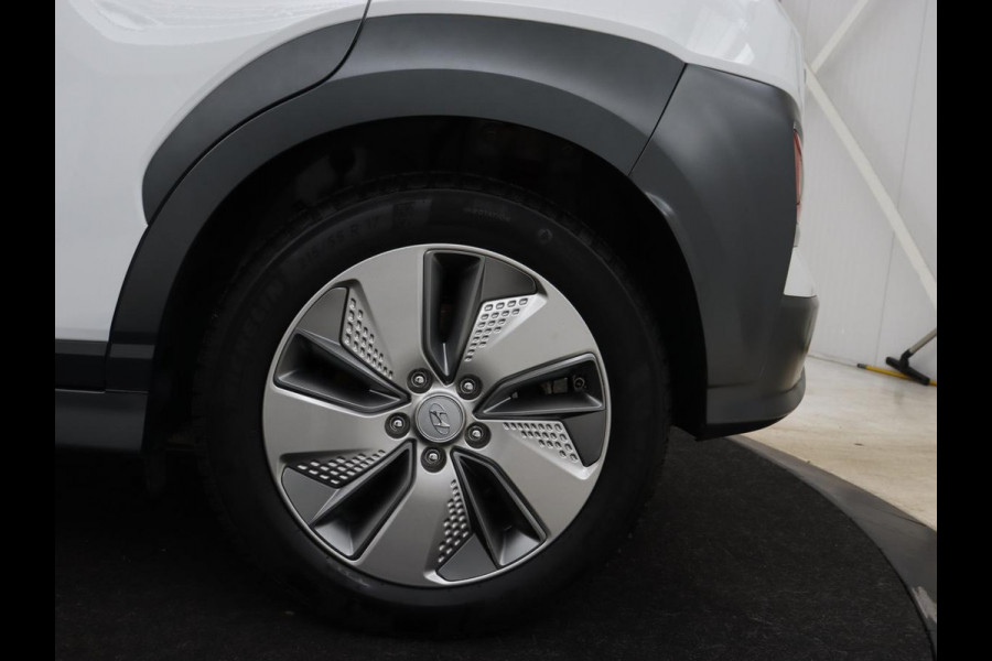 Hyundai Kona EV Comfort 64 kWh | 3-Fase | SOH 98% | Trekhaak | Adaptive cruise | Warmtepomp | Camera | Carplay | Keyless | Navigatie | Climate control