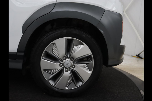 Hyundai Kona EV Comfort 64 kWh | 3-Fase | SOH 98% | Trekhaak | Adaptive cruise | Warmtepomp | Camera | Carplay | Keyless | Navigatie | Climate control