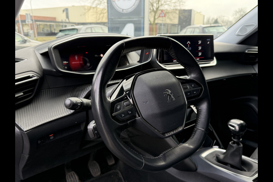 Peugeot 2008 BWJ 10-2020 | 1.2T 101PK Allure | TREKHAAK | PANO DAK | LEDER/STOF | CLIMA | NAVI | PDC 2X | CAMERA | CARPLAY |