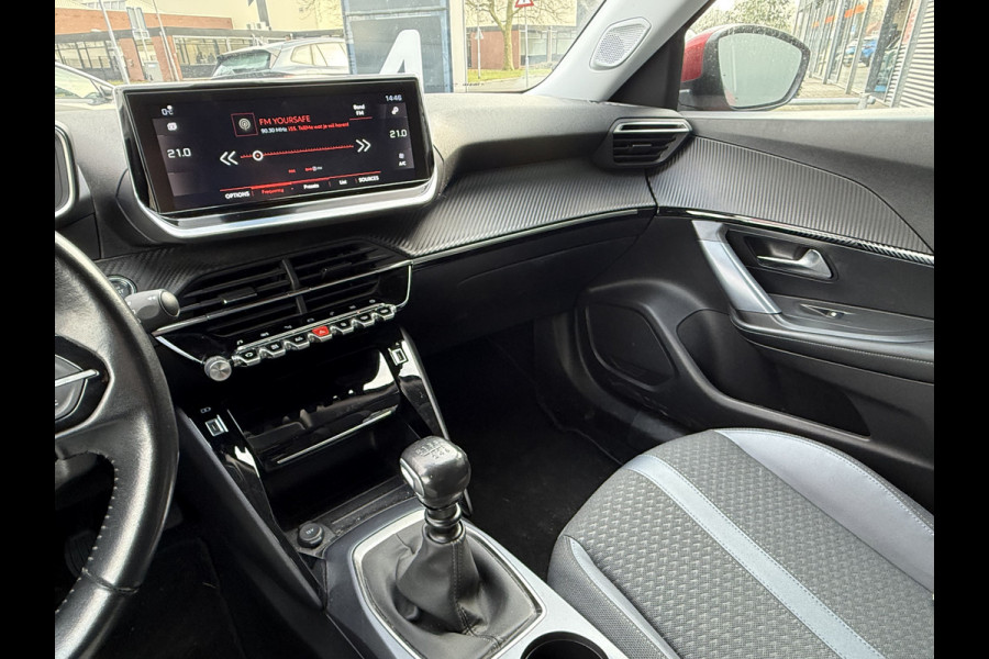 Peugeot 2008 BWJ 10-2020 | 1.2T 101PK Allure | TREKHAAK | PANO DAK | LEDER/STOF | CLIMA | NAVI | PDC 2X | CAMERA | CARPLAY |