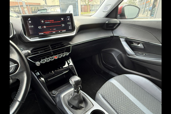 Peugeot 2008 BWJ 10-2020 | 1.2T 101PK Allure | TREKHAAK | PANO DAK | LEDER/STOF | CLIMA | NAVI | PDC 2X | CAMERA | CARPLAY |