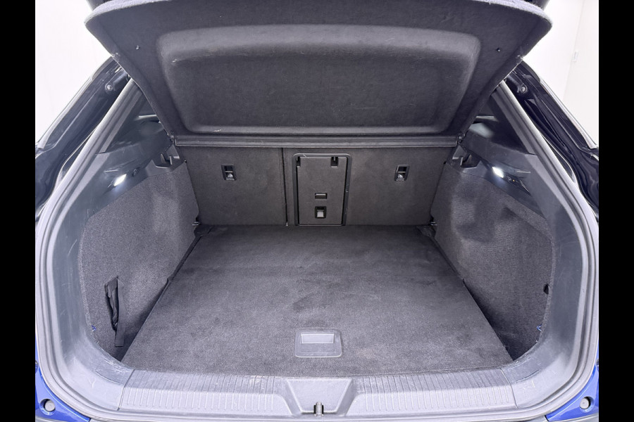 Volkswagen ID.4 Max Pro 1ST 77kWh W-pomp Trekhaak Panodak Camera 21" PDC-a+v Matrix-LED-a+v Adap.Cruise Navi Ergo-Active Stoelen Memory Dynamisch onderstel Stoelverwarming Lmv Elek.Achterklep Privacy Glas Voorruitverwarming Wifi SOH 87% 1e Eigenaar Origineel Nederlandse Auto 1.000KG Trekgewicht € 58.000 nieuw !