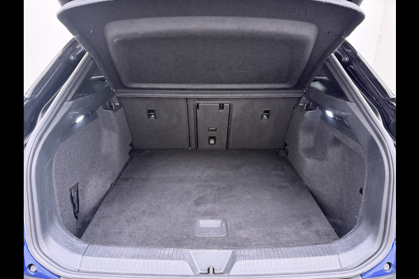 Volkswagen ID.4 Max Pro 1ST 77kWh W-pomp Trekhaak Panodak Camera 21" PDC-a+v Matrix-LED-a+v Adap.Cruise Navi Ergo-Active Stoelen Memory Dynamisch onderstel Stoelverwarming Lmv Elek.Achterklep Privacy Glas Voorruitverwarming Wifi SOH 87% 1e Eigenaar Origineel Nederlandse Auto 1.000KG Trekgewicht € 58.000 nieuw !