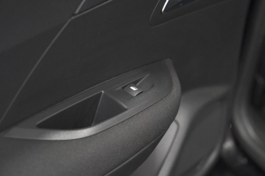 Peugeot 2008 PureTech 130 EAT8 Active Pack | Parkeersensoren | Apple CarPlay | Climate Control | Stoelverwarming