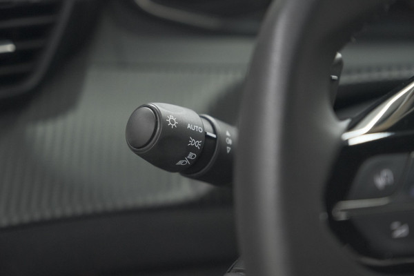 Peugeot 2008 PureTech 130 EAT8 Active Pack | Parkeersensoren | Apple CarPlay | Climate Control | Stoelverwarming