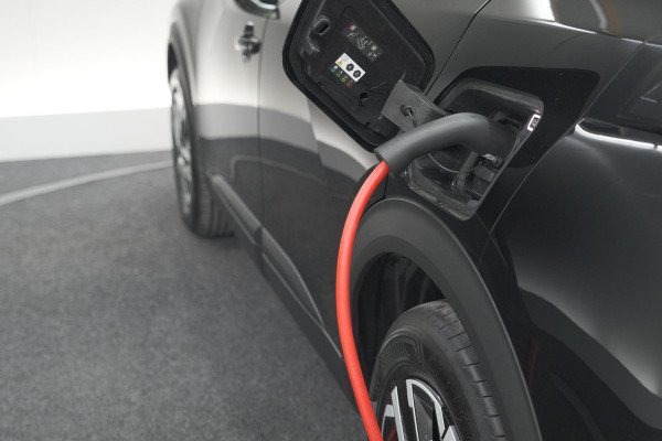 Peugeot e-2008 EV Active 50 kWh | Parkeersensoren | Apple Carplay | Climate Control