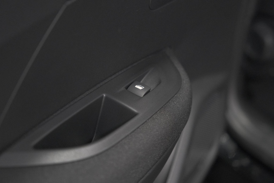 Peugeot e-2008 EV Active 50 kWh | Parkeersensoren | Apple Carplay | Climate Control