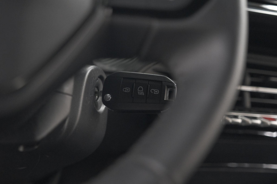 Peugeot e-2008 EV Active 50 kWh | Parkeersensoren | Apple Carplay | Climate Control