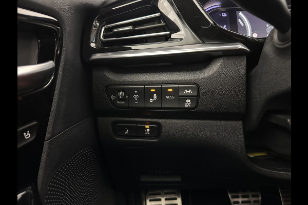Kia e-Niro ExecutiveLine 64 kWh [ 3-Fase ] {SOH-100%} (INCL-BTW) Aut.*HEATPUMP | PANO | LEATHER | FULL-LED | NAVI-FULLMAP | ADAPTIVE-CRUISE | CAMERA | MEMORY-PACK | LANE-ASSIST | KEYLESS | DIGI-COCKPIT | PRIVACYGLASS | SHIFTPADDLES | TOWBAR | 17