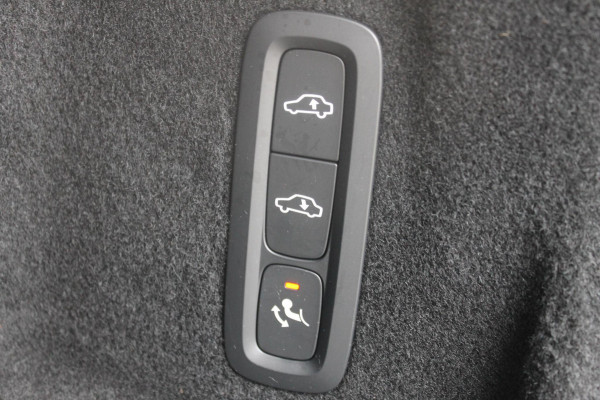 Volvo XC60 T8 Plug-in hybrid 455PK AWD Plus Black Edition Head-up display / Panoramisch schuif-kanteldak / Luchtvering / Trekhaak / 360graden camera / Google Infotainment