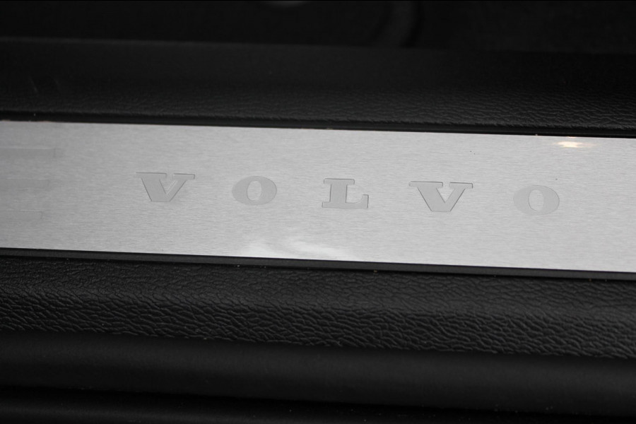 Volvo XC60 T8 Plug-in hybrid 455PK AWD Plus Black Edition Head-up display / Panoramisch schuif-kanteldak / Luchtvering / Trekhaak / 360graden camera / Google Infotainment