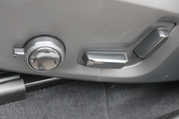 Volvo XC60 T8 Plug-in hybrid 455PK AWD Plus Black Edition Head-up display / Panoramisch schuif-kanteldak / Luchtvering / Trekhaak / 360graden camera / Google Infotainment