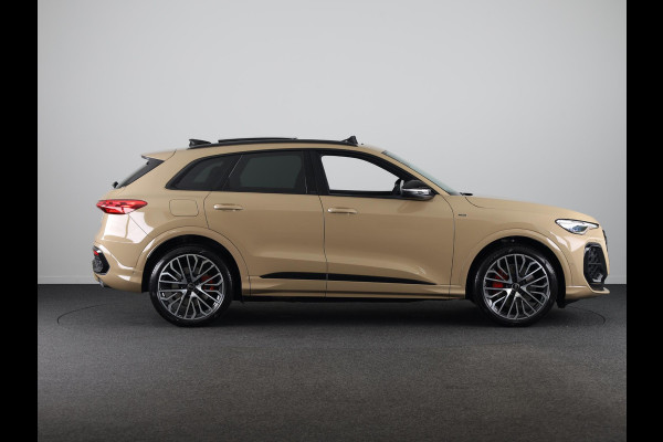 Audi Q5 2.0 TFSI e-hybrid quattro S edition Competition 367pk | Tech Plus Pakket | MMI experience pro | Glazen panoramadak | Tech plus | Privacy glas |