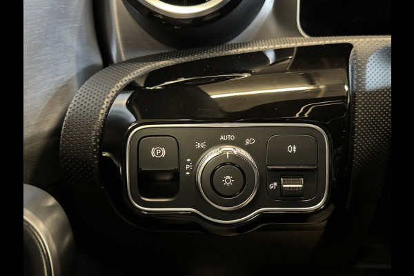 Mercedes-Benz CLA-Klasse 200 Business Solution AMG Automaat | Elektr. trekhaak | Full LED | Camera | Widescreen
