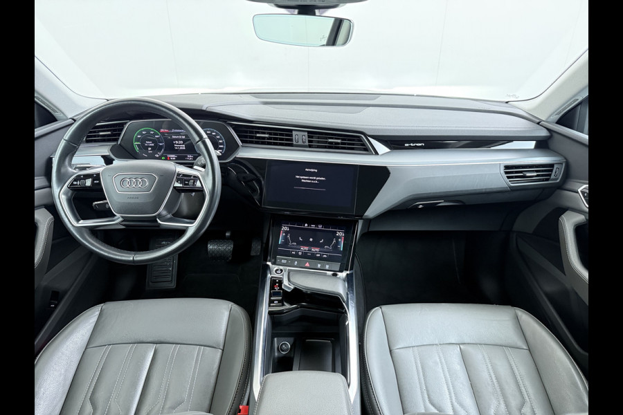Audi e-tron 55 Quattro 95kWh 408PK Trekhaak Elektr.Leer+Verwarmd Pano-Dak Trekhaak Luchtvering Adap.Cruise Navi Ecc Stoelverwarming Business LED Lmv Elek.Achterklep Privacy Glas Keyless Zwarte Hemel Origineel Nederlandse Auto SOH 89% Trekhaak 1800kg !