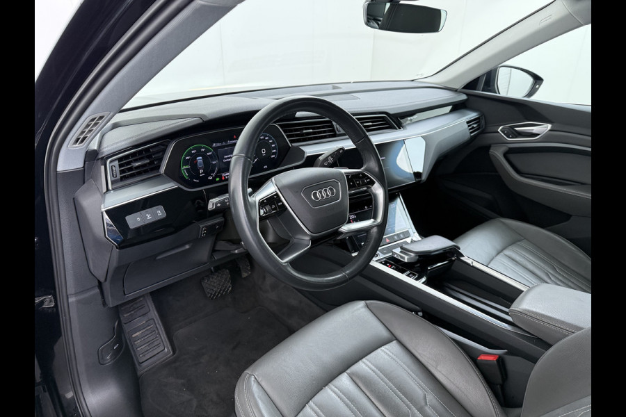 Audi e-tron 55 Quattro 95kWh 408PK Trekhaak Elektr.Leer+Verwarmd Pano-Dak Trekhaak Luchtvering Adap.Cruise Navi Ecc Stoelverwarming Business LED Lmv Elek.Achterklep Privacy Glas Keyless Zwarte Hemel Origineel Nederlandse Auto SOH 89% Trekhaak 1800kg !