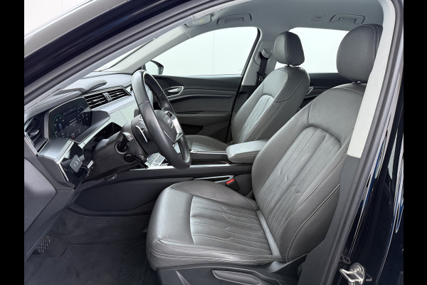 Audi e-tron 55 Quattro 95kWh 408PK Trekhaak Elektr.Leer+Verwarmd Pano-Dak Trekhaak Luchtvering Adap.Cruise Navi Ecc Stoelverwarming Business LED Lmv Elek.Achterklep Privacy Glas Keyless Zwarte Hemel Origineel Nederlandse Auto SOH 89% Trekhaak 1800kg !