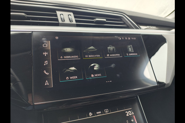 Audi e-tron 55 Quattro 95kWh 408PK Trekhaak Elektr.Leer+Verwarmd Pano-Dak Trekhaak Luchtvering Adap.Cruise Navi Ecc Stoelverwarming Business LED Lmv Elek.Achterklep Privacy Glas Keyless Zwarte Hemel Origineel Nederlandse Auto SOH 89% Trekhaak 1800kg !