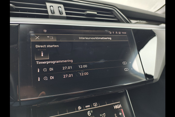 Audi e-tron 55 Quattro 95kWh 408PK Trekhaak Elektr.Leer+Verwarmd Pano-Dak Trekhaak Luchtvering Adap.Cruise Navi Ecc Stoelverwarming Business LED Lmv Elek.Achterklep Privacy Glas Keyless Zwarte Hemel Origineel Nederlandse Auto SOH 89% Trekhaak 1800kg !