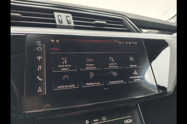Audi e-tron 55 Quattro 95kWh 408PK Trekhaak Elektr.Leer+Verwarmd Pano-Dak Trekhaak Luchtvering Adap.Cruise Navi Ecc Stoelverwarming Business LED Lmv Elek.Achterklep Privacy Glas Keyless Zwarte Hemel Origineel Nederlandse Auto SOH 89% Trekhaak 1800kg !
