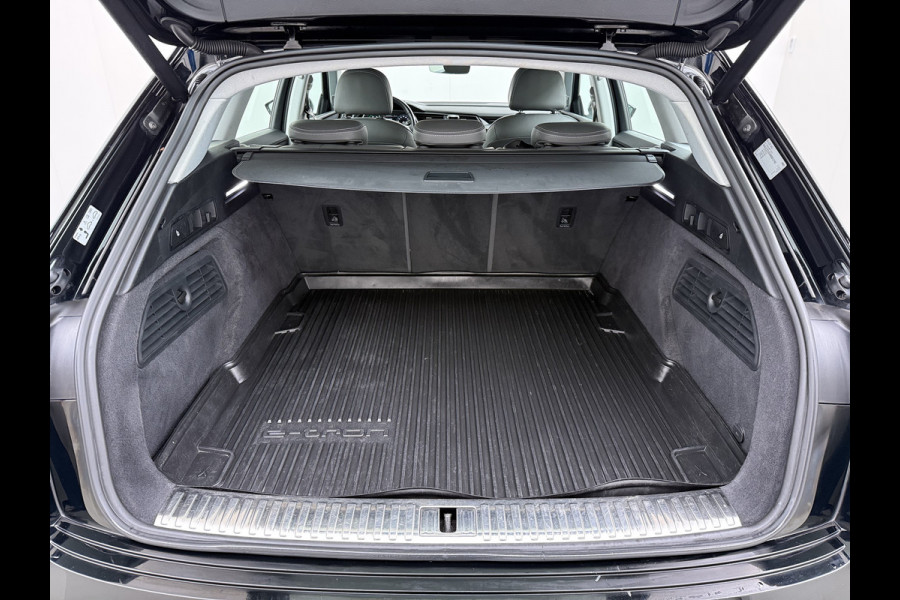 Audi e-tron 55 Quattro 95kWh 408PK Trekhaak Elektr.Leer+Verwarmd Pano-Dak Trekhaak Luchtvering Adap.Cruise Navi Ecc Stoelverwarming Business LED Lmv Elek.Achterklep Privacy Glas Keyless Zwarte Hemel Origineel Nederlandse Auto SOH 89% Trekhaak 1800kg !