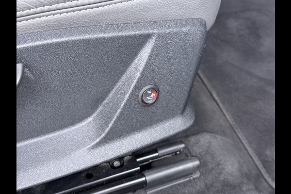 Audi e-tron 55 Quattro 95kWh 408PK Trekhaak Elektr.Leer+Verwarmd Pano-Dak Trekhaak Luchtvering Adap.Cruise Navi Ecc Stoelverwarming Business LED Lmv Elek.Achterklep Privacy Glas Keyless Zwarte Hemel Origineel Nederlandse Auto SOH 89% Trekhaak 1800kg !