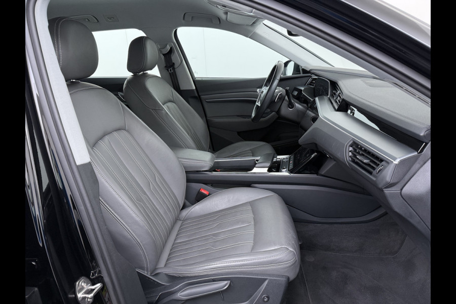 Audi e-tron 55 Quattro 95kWh 408PK Trekhaak Elektr.Leer+Verwarmd Pano-Dak Trekhaak Luchtvering Adap.Cruise Navi Ecc Stoelverwarming Business LED Lmv Elek.Achterklep Privacy Glas Keyless Zwarte Hemel Origineel Nederlandse Auto SOH 89% Trekhaak 1800kg !