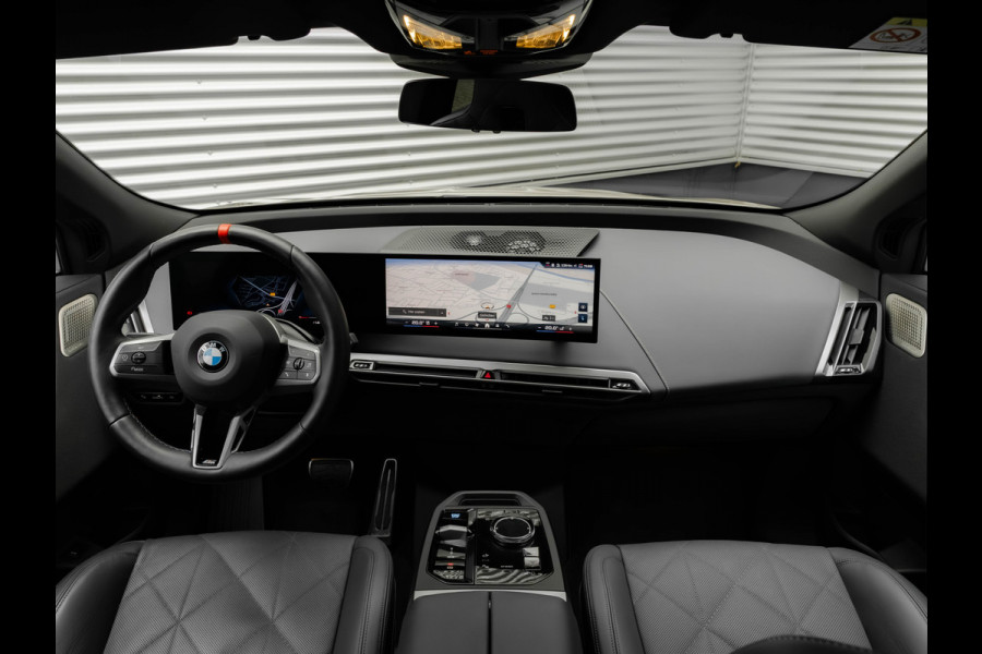 BMW iX xDrive M70 - Full Option - Pano - B&W - Trekhaak - 112kWh