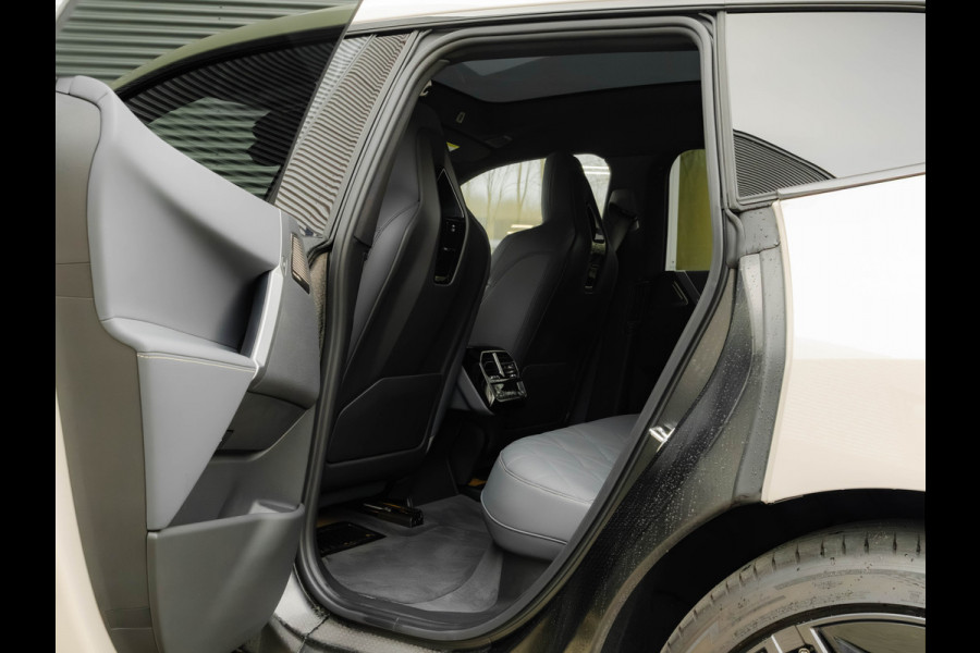 BMW iX xDrive M70 - Full Option - Pano - B&W - Trekhaak - 112kWh