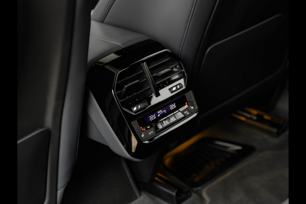 BMW iX xDrive M70 - Full Option - Pano - B&W - Trekhaak - 112kWh