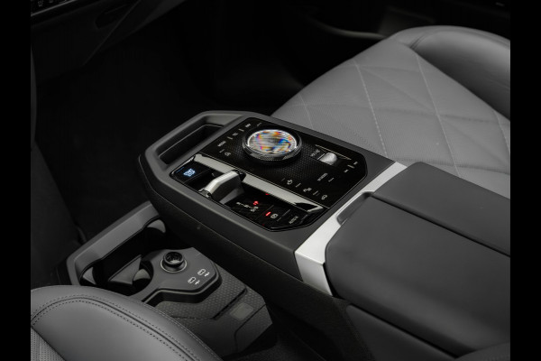 BMW iX xDrive M70 - Full Option - Pano - B&W - Trekhaak - 112kWh
