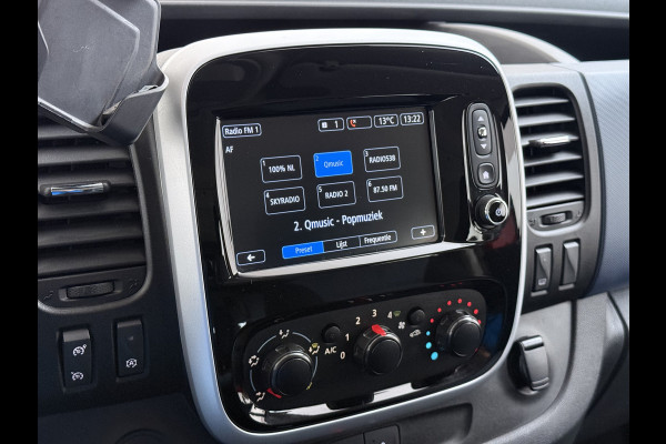 Opel Vivaro D126pk L2H1 Dubbele Cabine Euro 6 Navi Airco Trekhaak Camera Cruise Control Bluetooth Pdc 5-Persoons Betonplex Vloer Wandbetimmering Schuifdeur Regen-Lichtsensor 1.6CDTI 1e Eigenaar Origineel Nederlandse Auto Dealeronderhouden 2.000kg trekvermogen