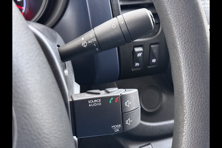 Opel Vivaro D126pk L2H1 Dubbele Cabine Euro 6 Navi Airco Trekhaak Camera Cruise Control Bluetooth Pdc 5-Persoons Betonplex Vloer Wandbetimmering Schuifdeur Regen-Lichtsensor 1.6CDTI 1e Eigenaar Origineel Nederlandse Auto Dealeronderhouden 2.000kg trekvermogen