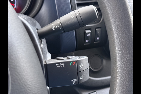 Opel Vivaro D126pk L2H1 Dubbele Cabine Euro 6 Navi Airco Trekhaak Camera Cruise Control Bluetooth Pdc 5-Persoons Betonplex Vloer Wandbetimmering Schuifdeur Regen-Lichtsensor 1.6CDTI 1e Eigenaar Origineel Nederlandse Auto Dealeronderhouden 2.000kg trekvermogen