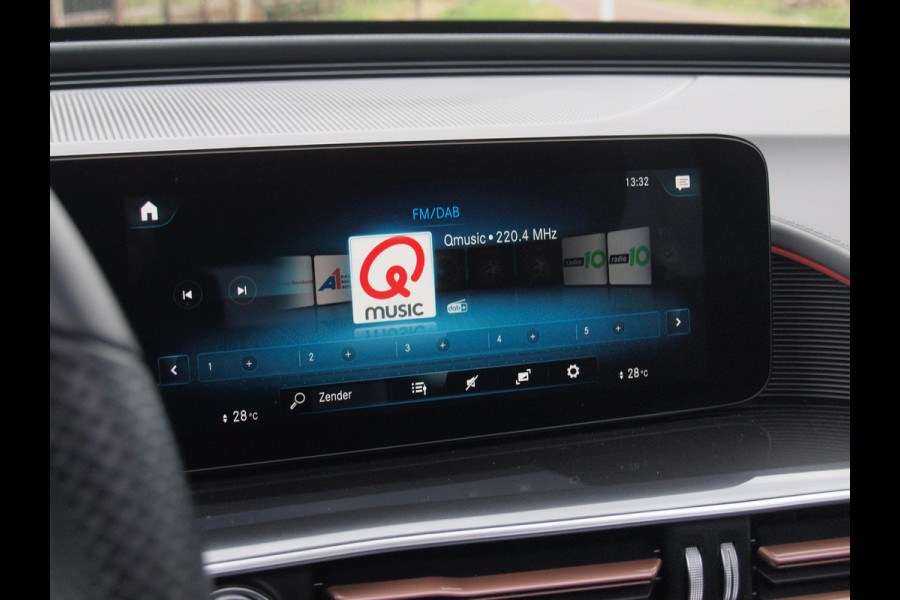 Mercedes-Benz EQC 400 4MATIC Business Solution AMG 80 kWh | SOH 95% | Panoramadak | Trekhaak | Sfeerverlichting | Camera |
