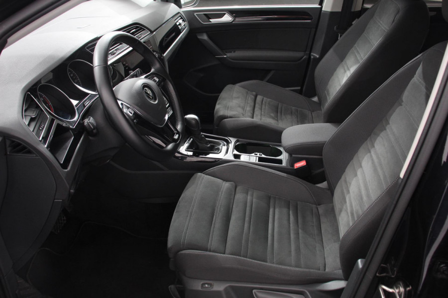 Volkswagen Touran 1.5 TSI DSG Highline 7p | Navigatie | Apple Carplay/Android Auto | Parkeersensoren | Adaptive Cruise Control | Stoel-en stuurverwarming | Elektrische achterklep | Getinte ramen | Climatronic