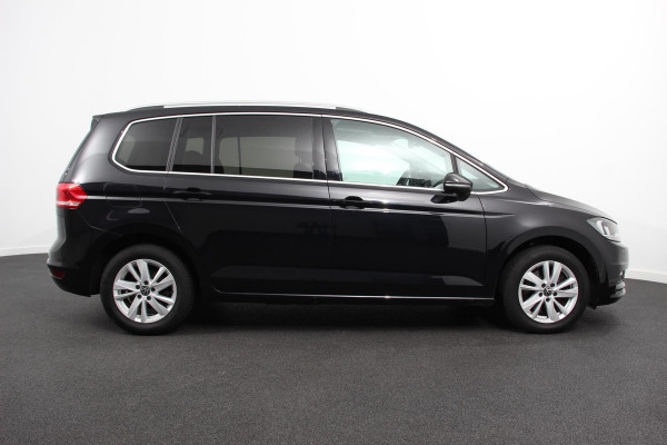 Volkswagen Touran 1.5 TSI DSG Highline 7p | Navigatie | Apple Carplay/Android Auto | Parkeersensoren | Adaptive Cruise Control | Stoel-en stuurverwarming | Elektrische achterklep | Getinte ramen | Climatronic