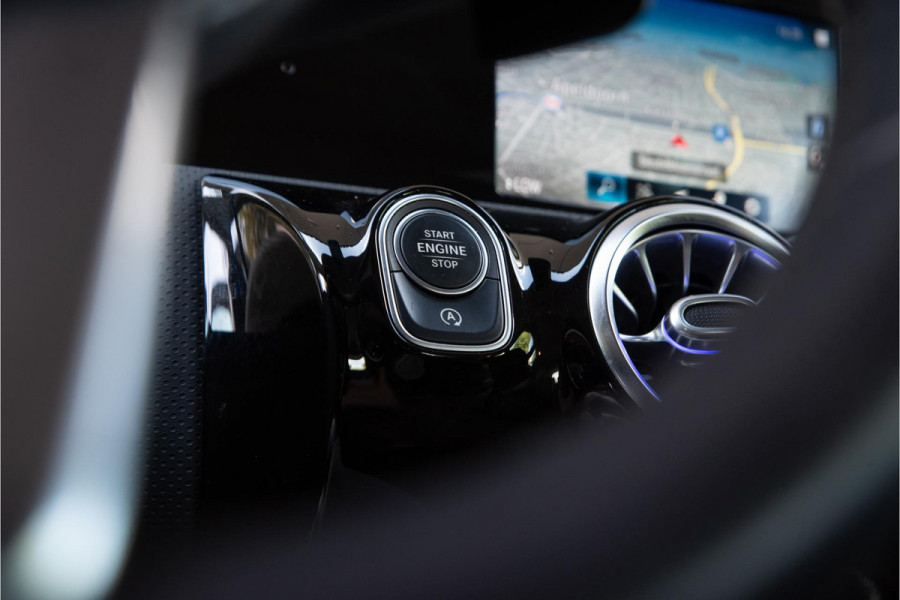 Mercedes-Benz A-Klasse 180 Business Solution AMG Ambient Cruise Navigatie Camera Sportstoelen Leer LED 19" LMV