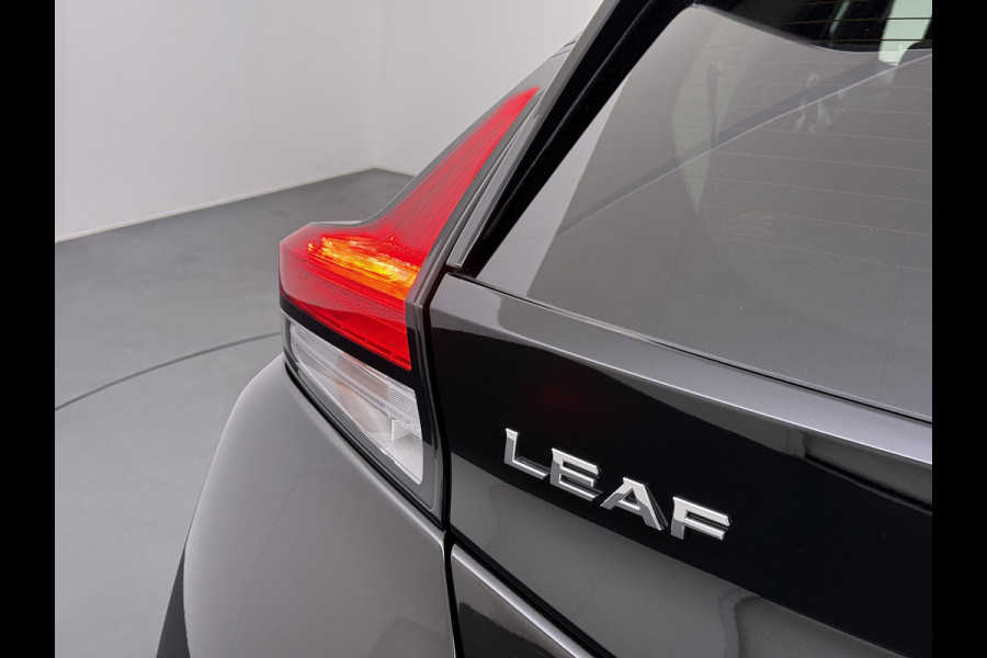Nissan Leaf N-Connecta 40kWh Navi Ecc 360°Camera Adap.Cruise Pdc Keyless Blindspot Apple Carplay Android Auto Lmv 17" Stoel+Stuurverwarming DAB Bluetooth Lmv Privacyglas 1e Eigenaar Origineel Nederlandse Auto