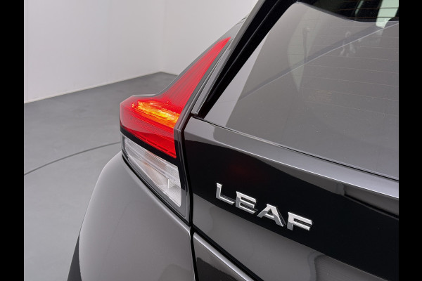 Nissan Leaf N-Connecta 40kWh Navi Ecc 360°Camera Adap.Cruise Pdc Keyless Blindspot Apple Carplay Android Auto Lmv 17" Stoel+Stuurverwarming DAB Bluetooth Lmv Privacyglas 1e Eigenaar Origineel Nederlandse Auto