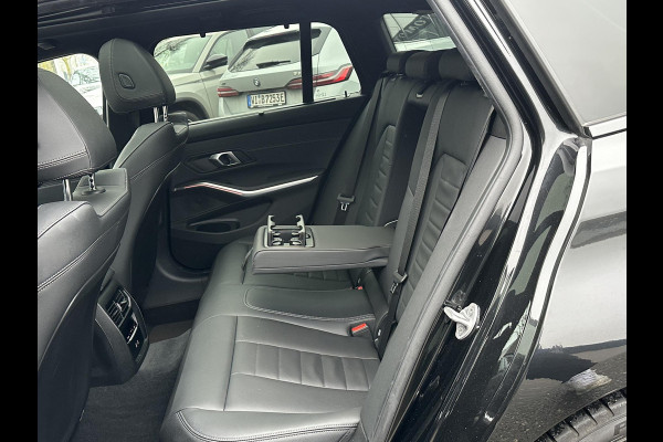 BMW 3 Serie Touring 320e M-SPORT | FACELIFT| PANO|1.STE EIGENAAR, DEALER OH. | LEER | ELEK. TREKHAAK| FABRIEKSGARANTIE T/M 08 2027| LEER| STOELVERWARMING| 19 INCH! SUPER COMPLEET!