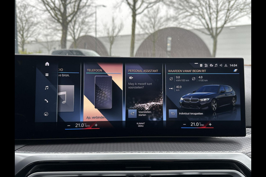 BMW 3 Serie Touring 320e M-SPORT | FACELIFT| PANO|1.STE EIGENAAR, DEALER OH. | LEER | ELEK. TREKHAAK| FABRIEKSGARANTIE T/M 08 2027| LEER| STOELVERWARMING| 19 INCH! SUPER COMPLEET!