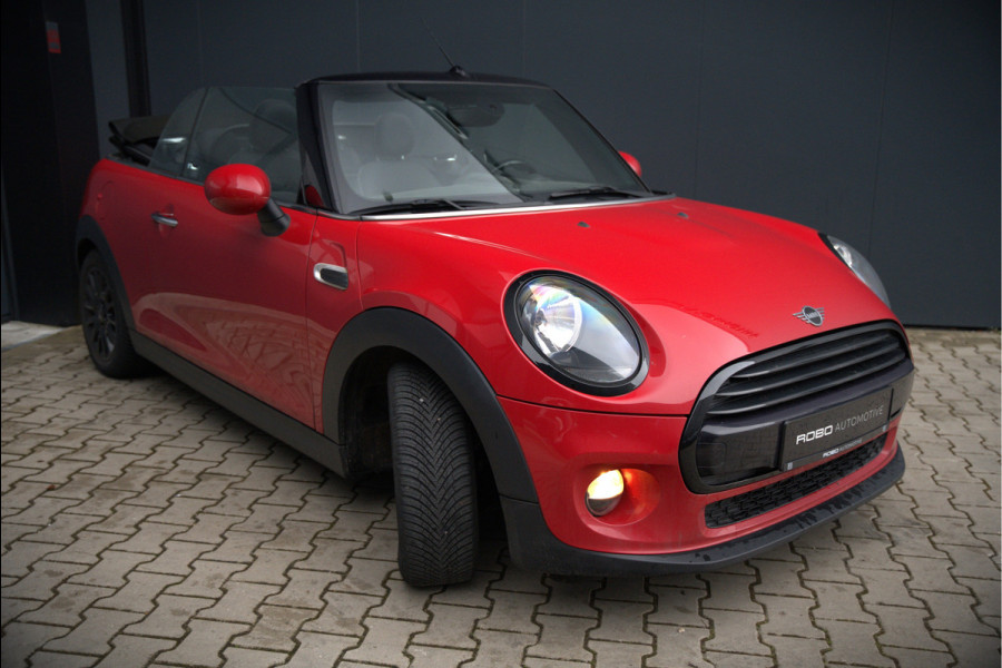 MINI Cabrio 1.5 Cooper Chili | Stoelverwarming | Cruise Control | Navigatie | Parkeersensoren | Keyless | Climate Control | Black Pack | Dealer Onderhouden |