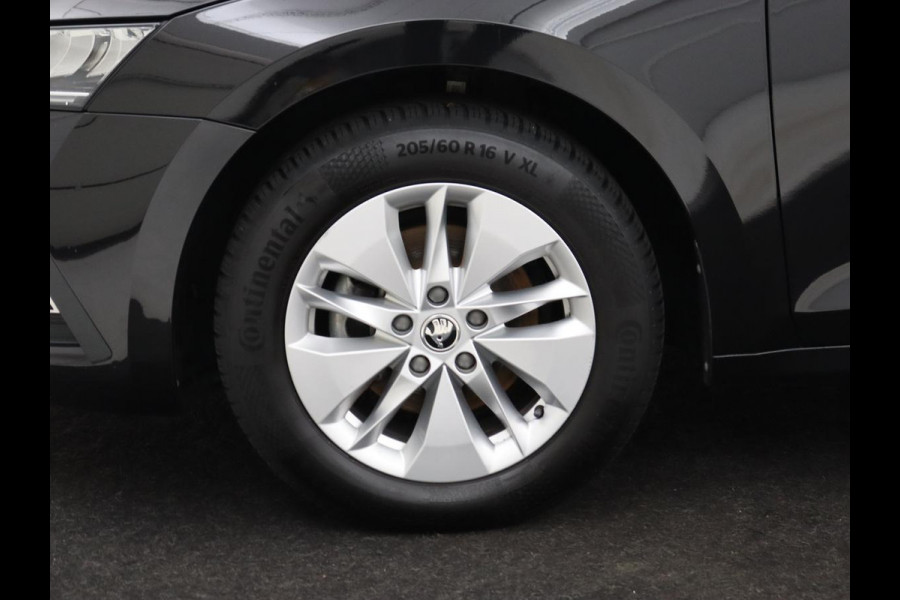 Škoda Octavia 1.0 TSI Business Edition | Trekhaak | Carplay | Sfeerverlichting | Stoelverwarming | Full LED | Parkeerhulp | Digital Cockpit | DAB | Cruise control | Climate control