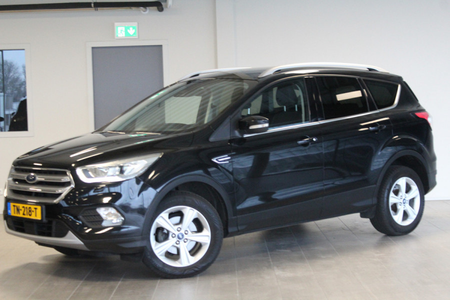 Ford Kuga 1.5-150pk EcoBoost Titanium. Nette Ford Kuga met een trekgewicht van maar liefst 2.000kg ! Autm. airco, stoel-, stuur- en voorraamverw., camera, parkeersensoren achter, navigatie, telefoonvoorb.,  17"LM wielen+all season banden, trekhaak, adapt. cruise cntrl etc.